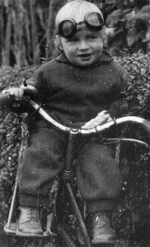 dziecko na rowerze, stara fotografia